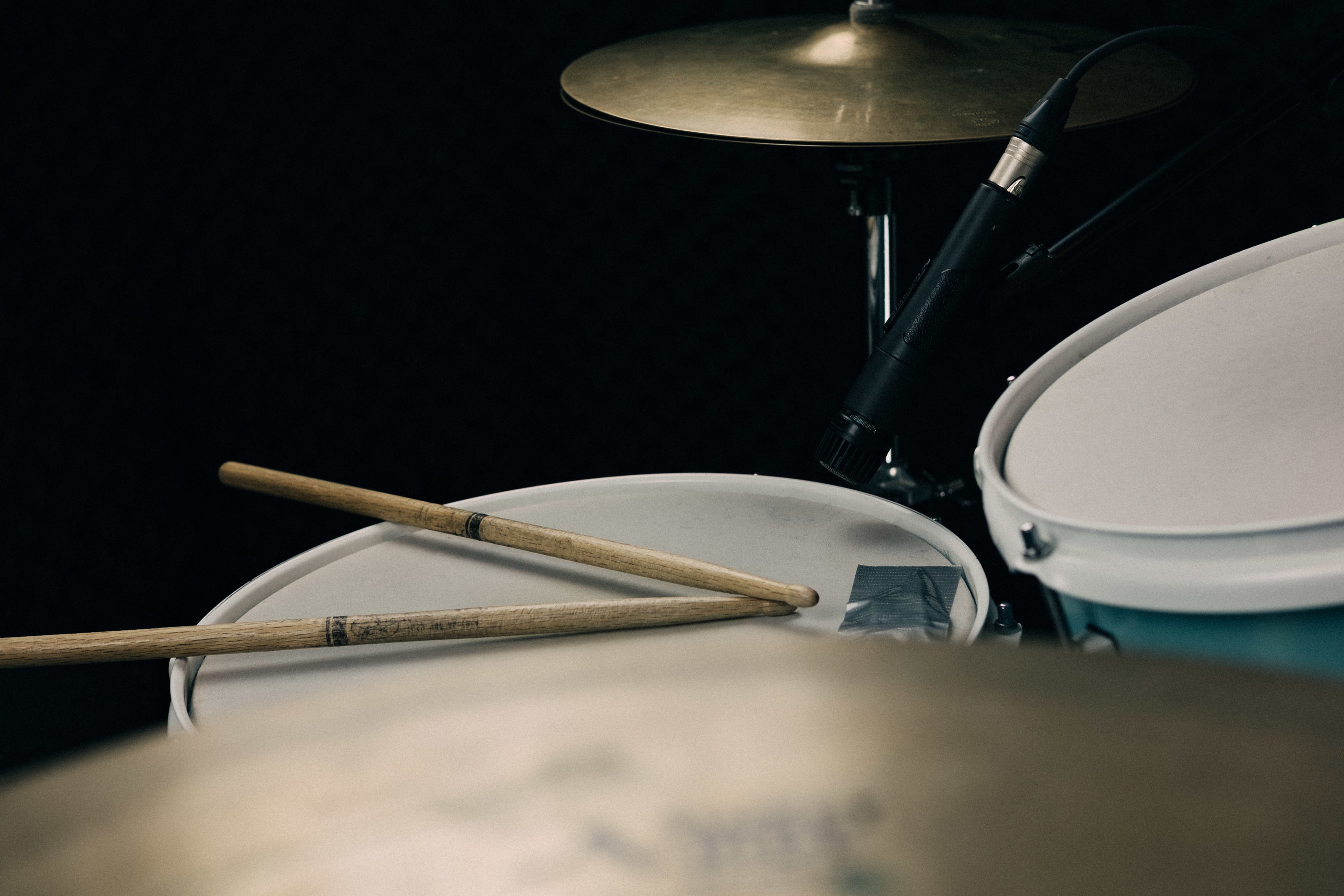Microphone on a snare drum